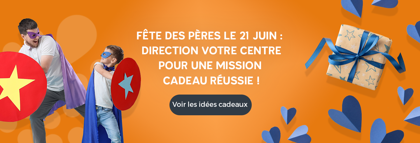 Bannière promotionnelle orange pour la fête des pères, montrant un adulte et un enfant déguisés en super-héros avec boucliers, un cadeau emballé et des cœurs, avec le message « Fête des pères le 21 juin : direction votre centre pour une mission cadeau réussie ! » et un bouton « Voir les idées cadeaux ».