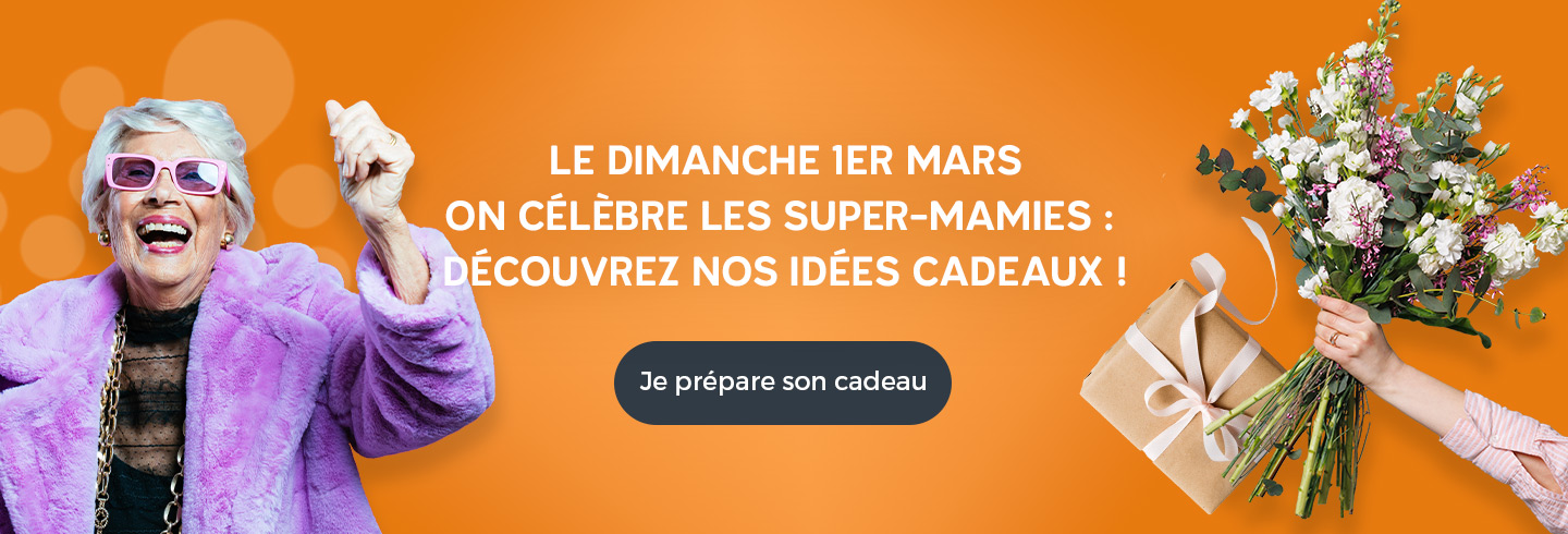 Femme âgée souriante portant un manteau violet et des lunettes roses, levant le poing avec énergie, sur un fond orange. À droite, une main tend un bouquet de fleurs et un cadeau emballé. Texte : « Le dimanche 1er mars, on célèbre les super-mamies : découvrez nos idées cadeaux !