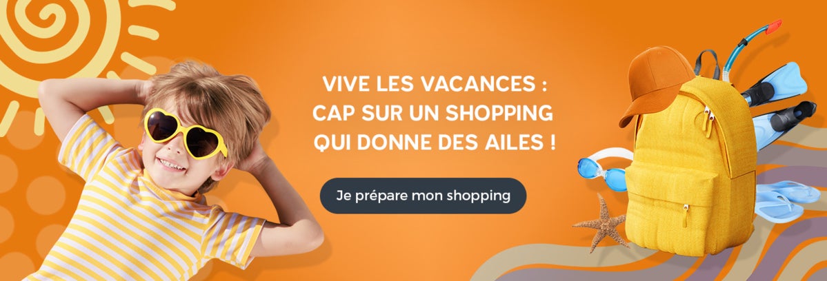 Bannière promotionnelle orange sur le thème des vacances d’été, montrant un enfant allongé portant des lunettes de soleil en forme de cœur, un sac à dos avec accessoires de plage, le message « Vive les vacances : cap sur un shopping qui donne des ailes ! » et un bouton « Je prépare mon shopping ».